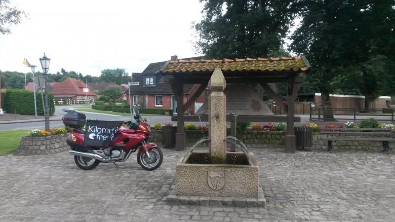 Brunnen, Oberlangen, N52.849056, E7.274992.jpg