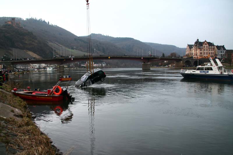 Bernkastel-Kues: Auto in Mosel gerollt am 26.02.2011