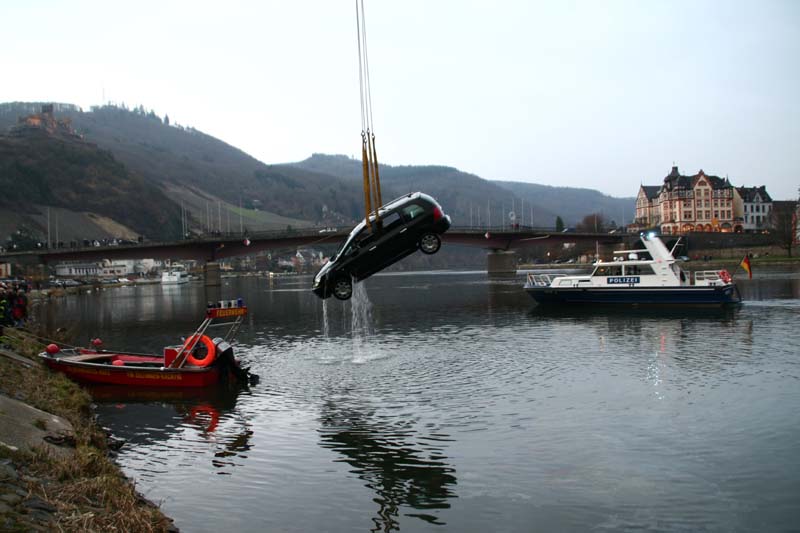 Auto in Mosel gerollt am 26.02.2011