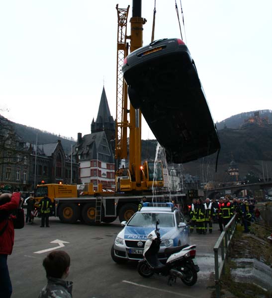 Bernkastel-Kues: Auto in Mosel gerollt am 26.02.2011