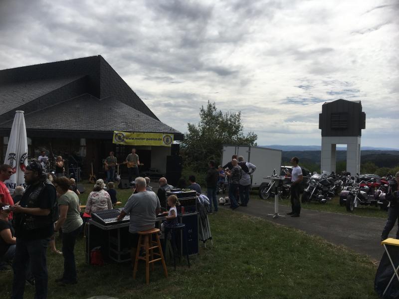 Live Musik; und rechts der Glockenturm