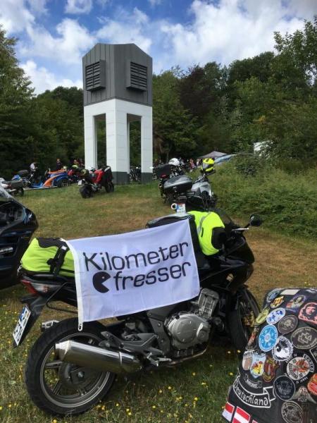 Meine CBF mit Fähnchen vor dem Turm