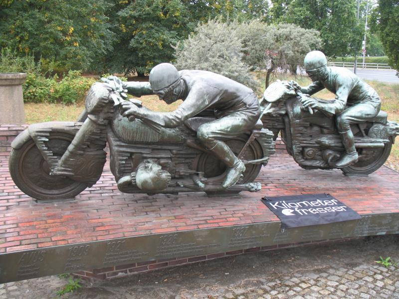 Skulptur Motorradfahrer an der Avus, Berlin, N52.503309, E13.278584.JPG