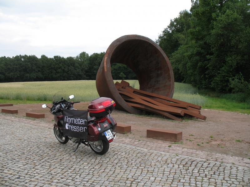 Mahnmal zur Verladerampe, Bergen_Belsen, N52.797870, E9.942399.JPG