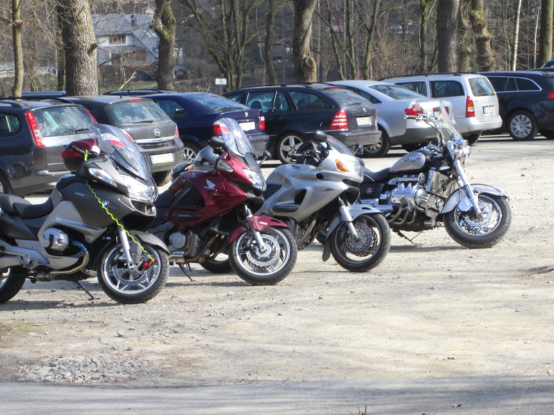 unser Parkplatz an den Externsteinen...manche lösen sogar ein Parkticket ..sehr vorbildlich  :)