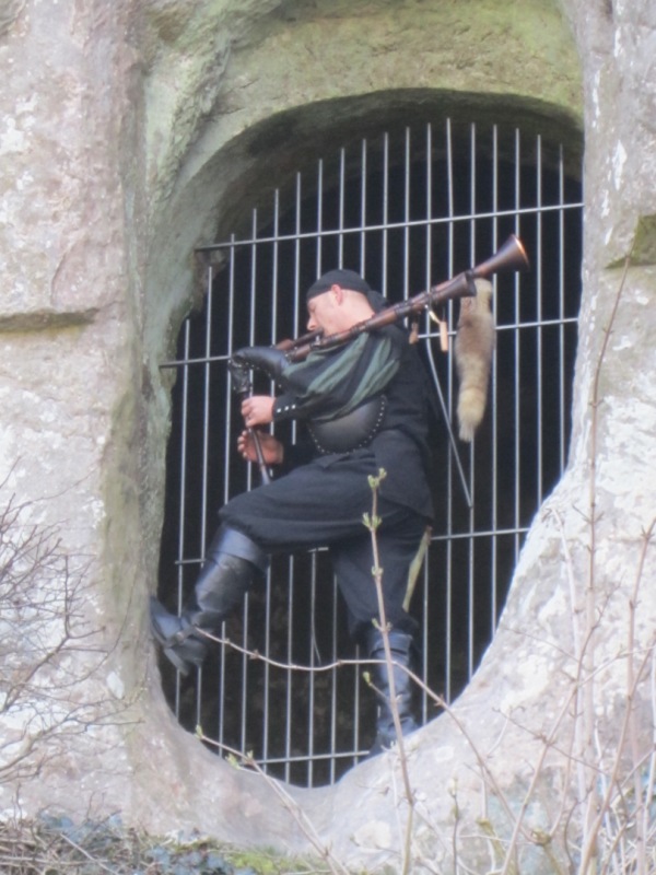 Dudelsackspieler mit &quot;selbstgebauter&quot; Box. toller Klang mit so einem Resonanzkörper im Hintergrund