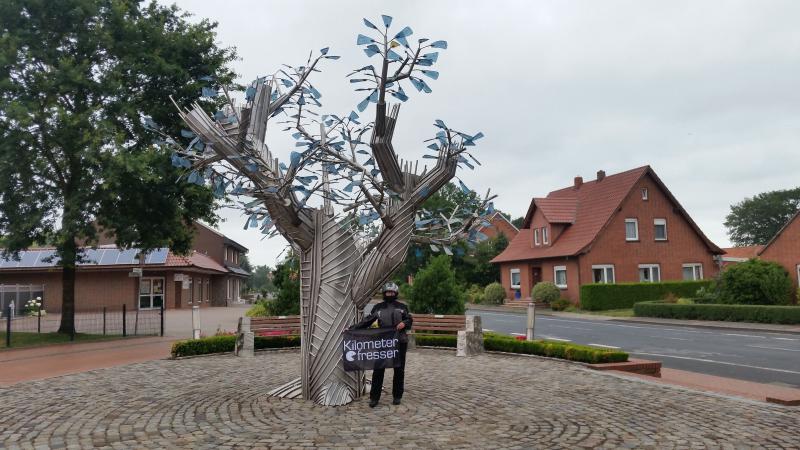 Metall Baum Dersum, N52.960308, E7.276079.jpg