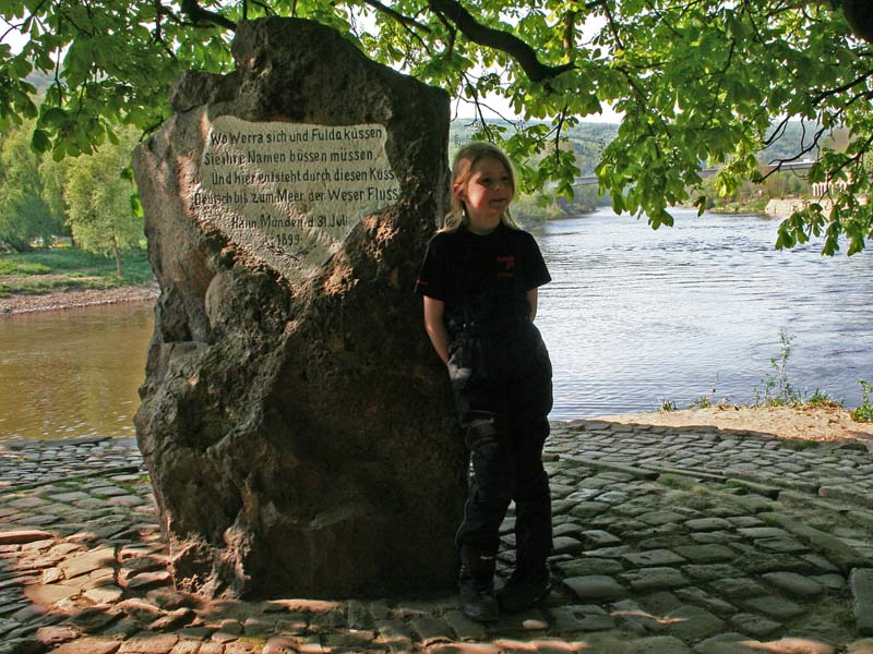 Am Weserstein: Wo Werra sich und Fulda Küssen, sie ihre Namen büssen müssen.<br />Und hier entsteht durch diesen Kuss<br />Deutsch bis zum Meer der Weser Fluss.