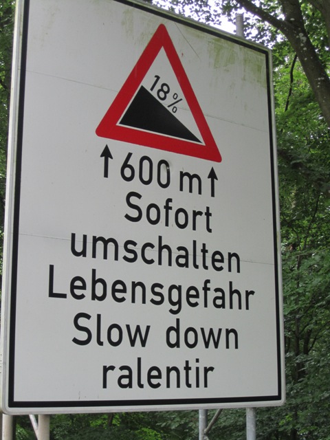 nettes Schild.... und wohl notwendig...18% ist schon böse, vor allem, wenn am Ende eine schlecht einsehbare ca. 140° Kurve ist