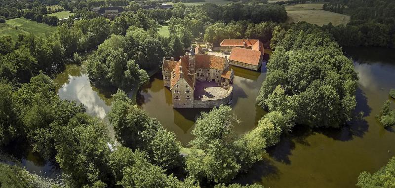 1280px-Burg_Vischering_Lüdinghausen.jpg