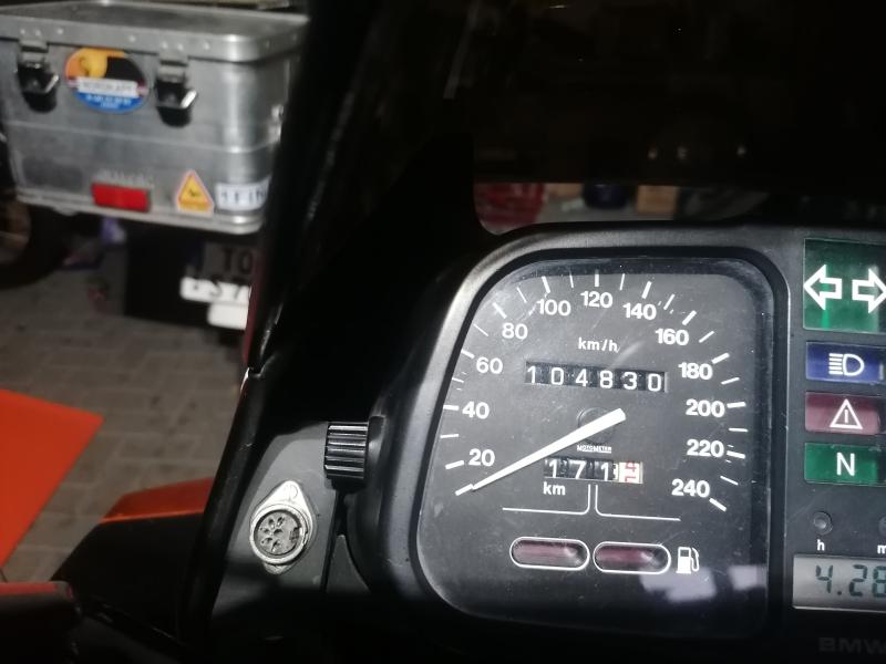 Dieses Tachometer kam heute, am 01.08.2022 als Ersatz drauf und startet mit 104830 km.