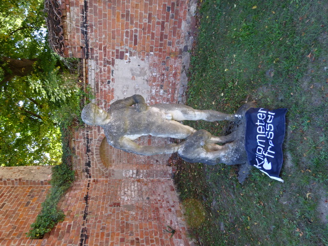 012. Skulptur im Garten-Bädermuseum.JPG