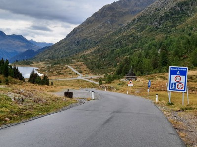 Der Schwager und ich hatten uns kurzfristig entschlossen im September für 1 Woche nach Korsika zu fahren.<br />1. Übernachtung war in Südtirol beim anderen Schwager.<br />2. Tag ging durch die Toskana nach Livorno. W<br />Der Weg führte durch die Toskana durch <br />Pisa. Wir hatten die Übernachtung auf der Fähre gebucht. Die fährt morgens um 8.00 los. Da saßen wir ausgeruht beim Frühstück, weil wir nicht schon um 6.00 für den Checkin anstehen mussten.  <br />Die eigentliche Passage dauert nur so etwa 4.30 Std.