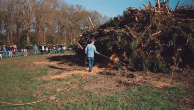 er hat Feuer gemacht.png