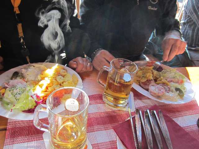 oder Matjes....oder Sülze... Salat + Röstkartoffeln ....mhhh lecker !