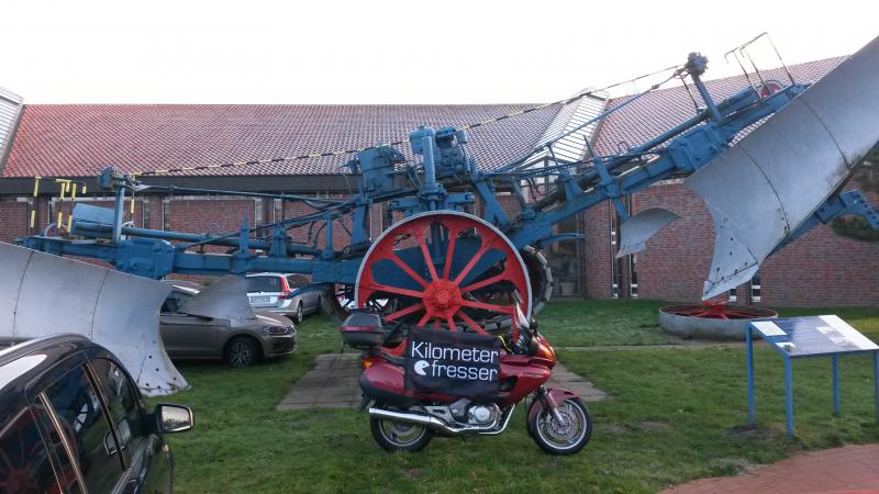 Die Fahne vorm Tiefpflug &quot;Oldenburg&quot;