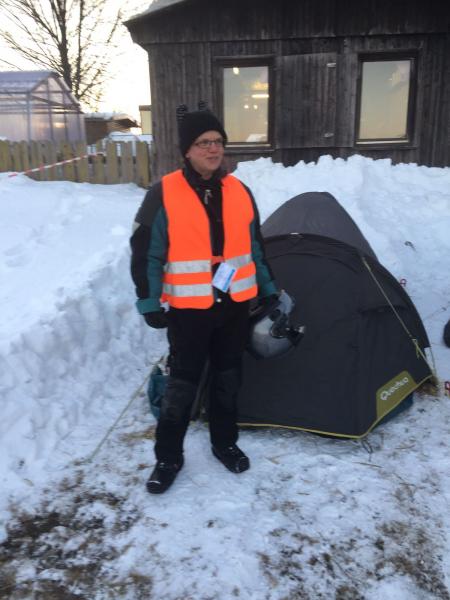 Steffi mit ihrer Dackelgarage - harte Wintercamperin. Die braucht das.