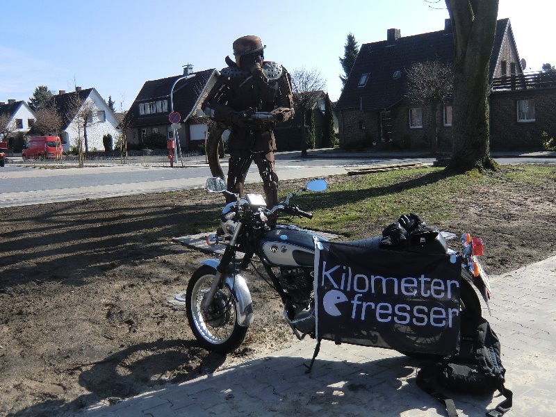 51.1 Skulptur Feuerwehrmann.jpg